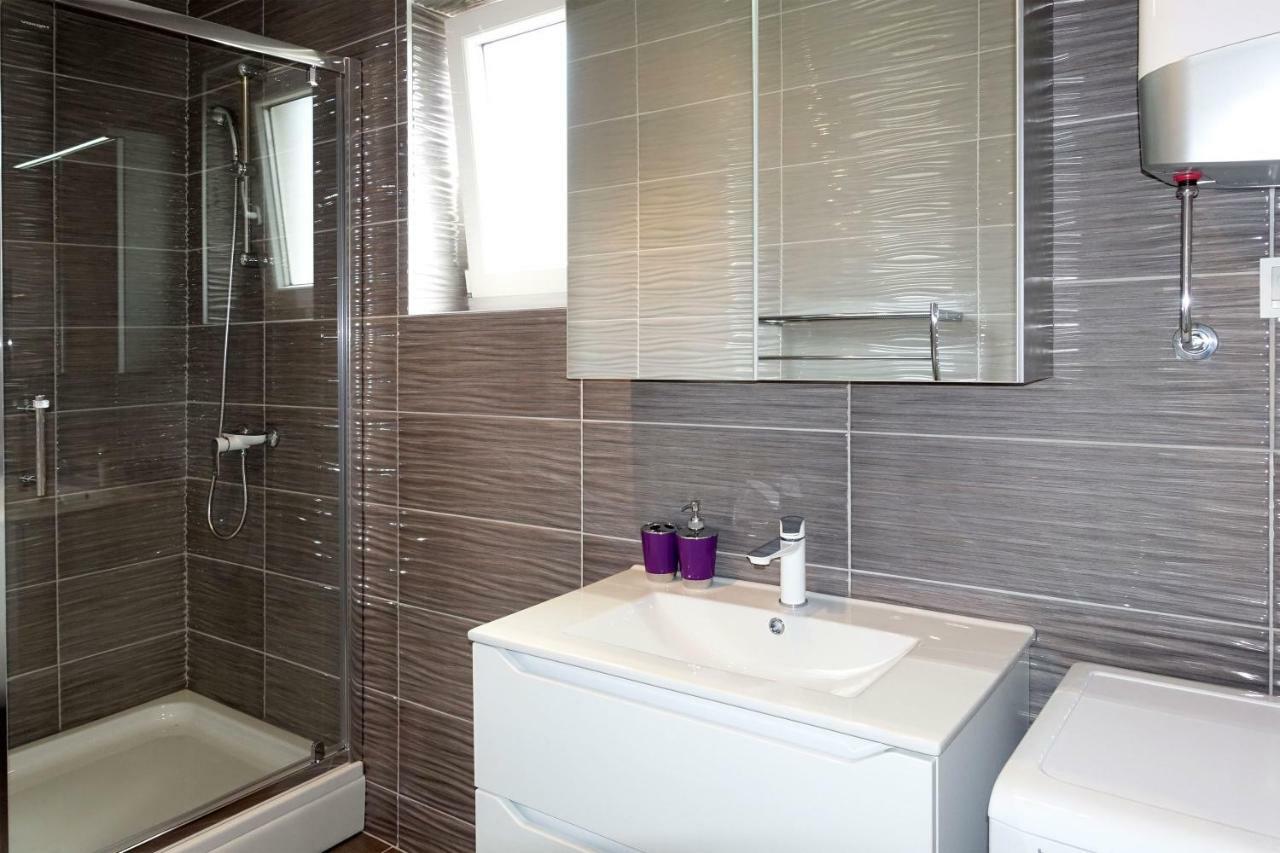 Apartment New And Modern Karavona